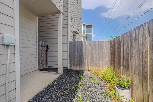 Building Photo - 11016 Cres Light Way