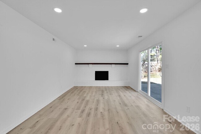 Building Photo - 7404 Shadowlake Dr