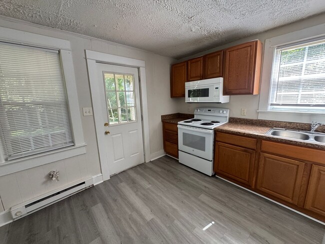 Building Photo - MINUTES TO DOWNTOWN FREDERICKSBURG - 2 BEDROOM COTTAGE