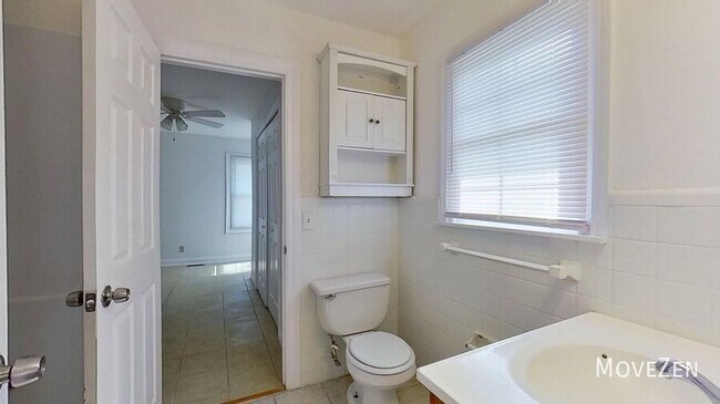 Building Photo - 210 Oakcrest Dr