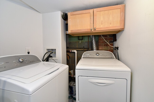 Building Photo - Fantastic 4 Bedroom, 3 Full Bathroom, Close in Bethesda Home!
