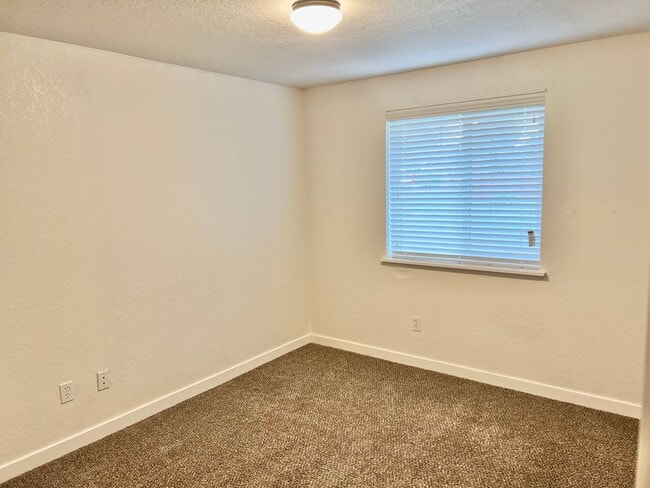 Building Photo - AVAILABLE NOW! 3BD 1.75 BATH SINGLE STORY HOME LARGE CORNER LOT