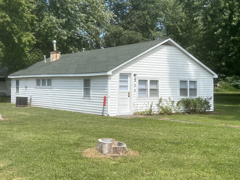 Front view - 325 W Clay St