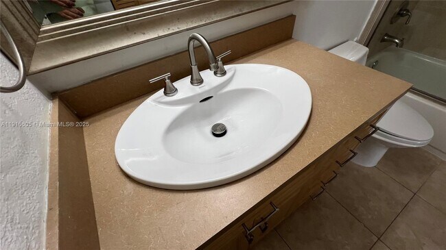 Building Photo - 9350 Fontainebleau Blvd