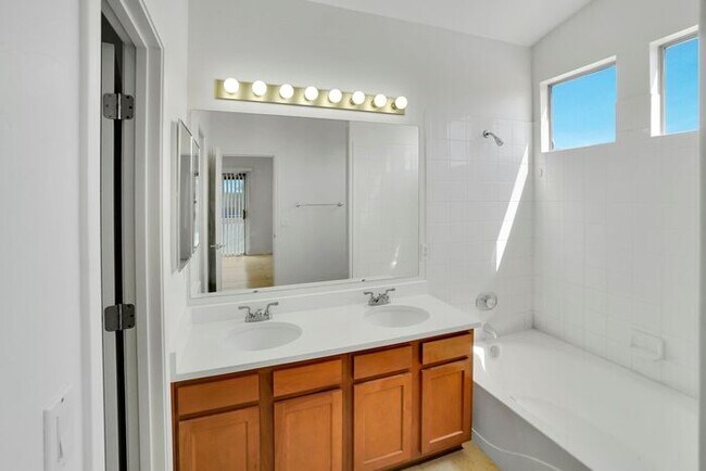Building Photo - Gorgeous 3 Bedroom 2 Bath Home in Rita Ranch