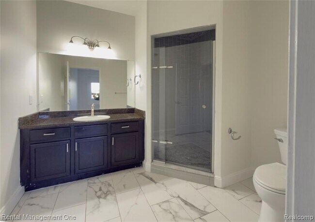 Building Photo - 5637 Twin Oaks Dr