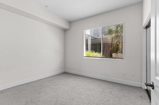 Building Photo - Stunning Modern Luxury 3BD/2BA Condo in Ma...