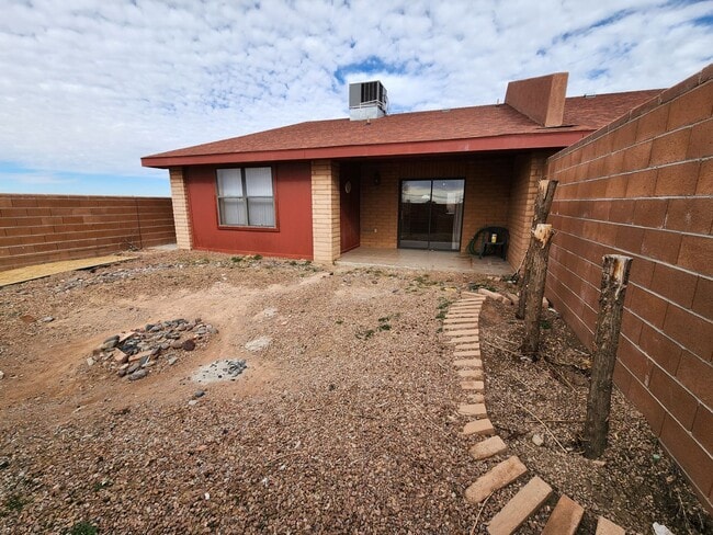 Building Photo - 2100 Hickory Dr