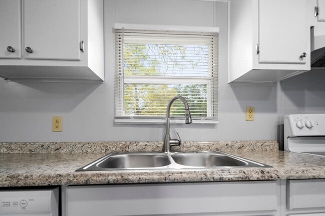 Building Photo - 3 Bed 2 Bath Home Close to Fort Bragg