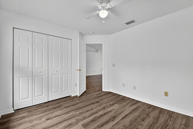 Building Photo - 15 Renmont Ct