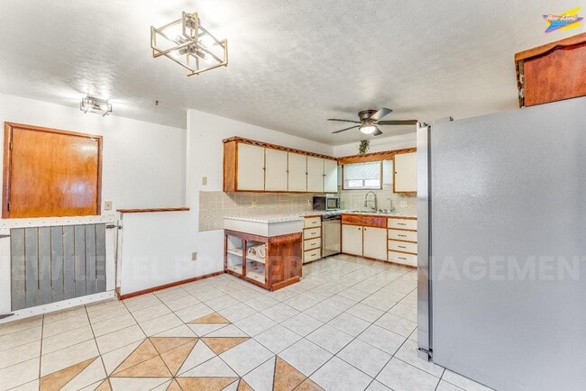 Building Photo - 8410 E Castle Dr