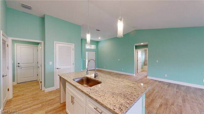 Building Photo - 621 NW 7th Pl