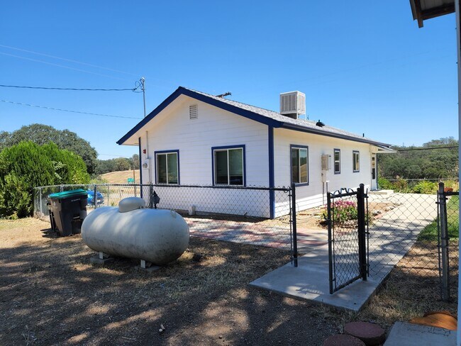 Building Photo - 16902 Hickman Ln
