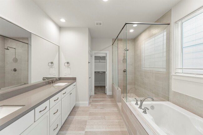 Building Photo - 2718 Grand Fountains Dr