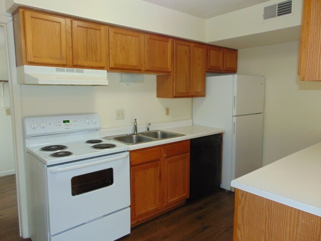 Building Photo - Nice 3 Bedroom 2.5 Bathroom Townhome!