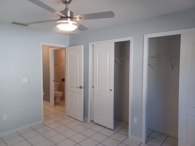 Building Photo - 4416 SW 24th Ave