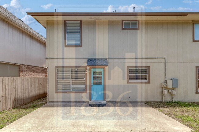 Building Photo - 13210 Vendrell Dr