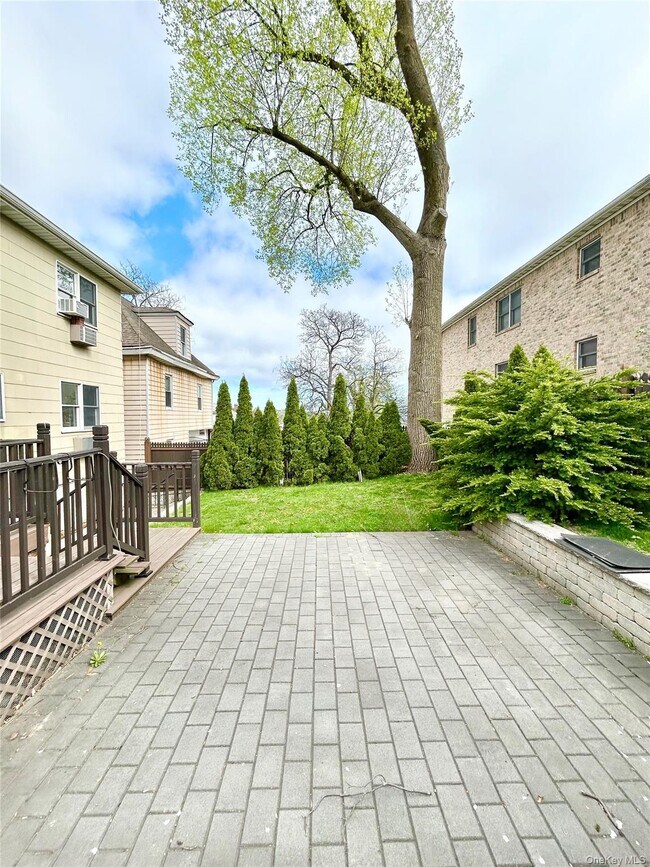 Building Photo - 164 Rossiter Ave