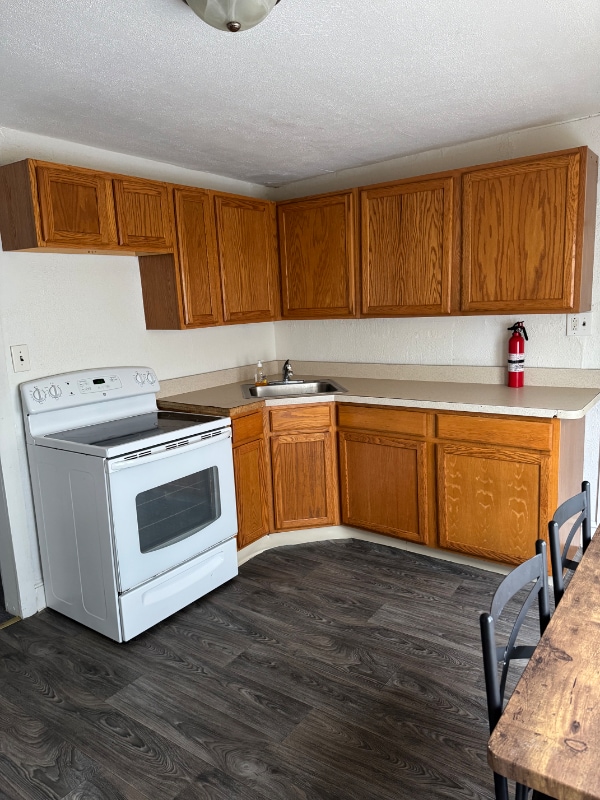 Building Photo - 106 E Pine St