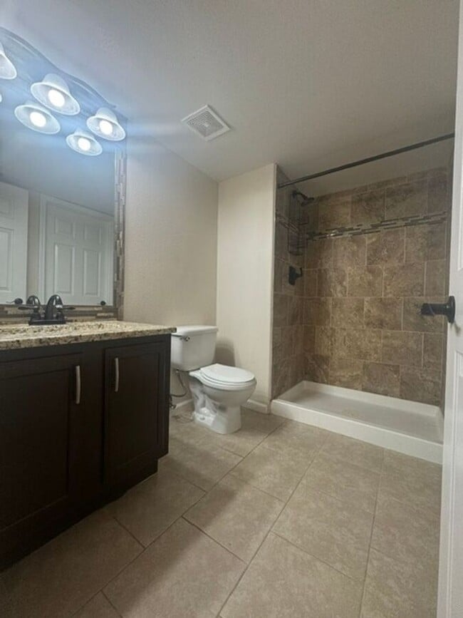 Building Photo - 803 Foxwood Dr