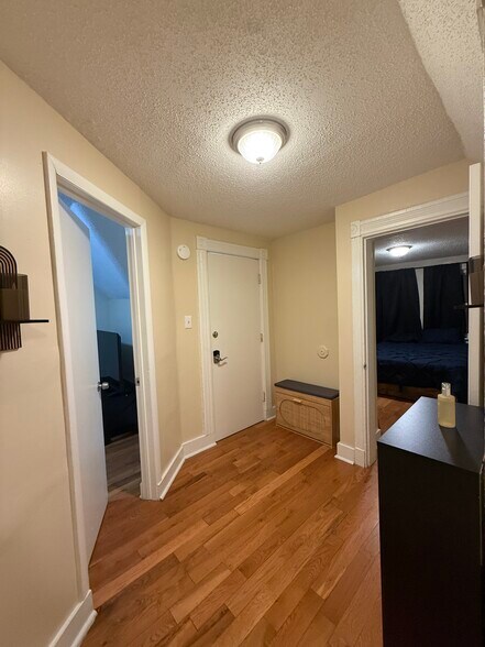 Building Photo - 117 Lloyd St