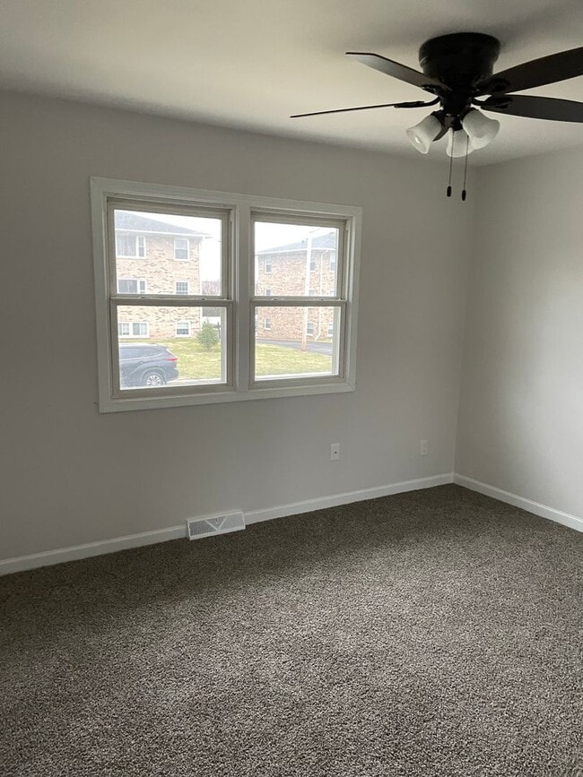 Building Photo - 2 Bedroom, 1.5 Bath Townhouse in LeClaire, IA