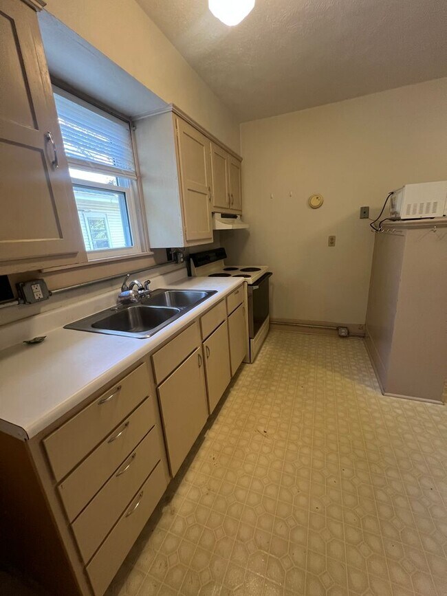 Building Photo - 810 W Edwards St