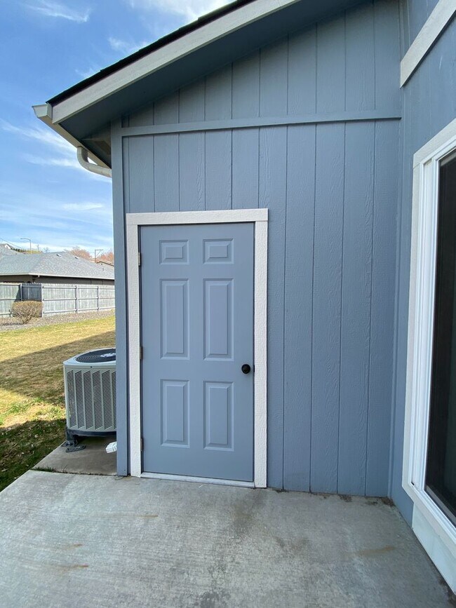 Building Photo - Private Patios, Walk-In Closets & A Spacious Layout!