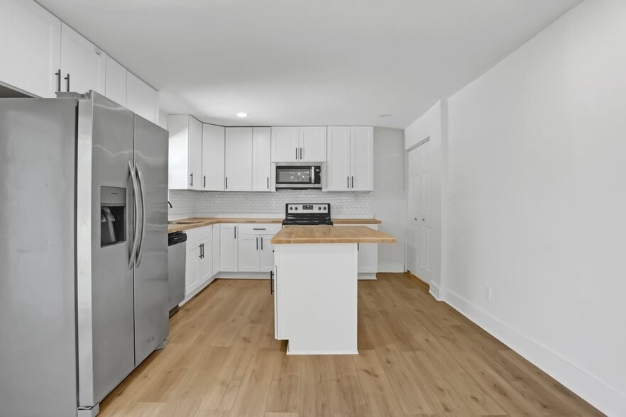 Building Photo - 636 W 48th St