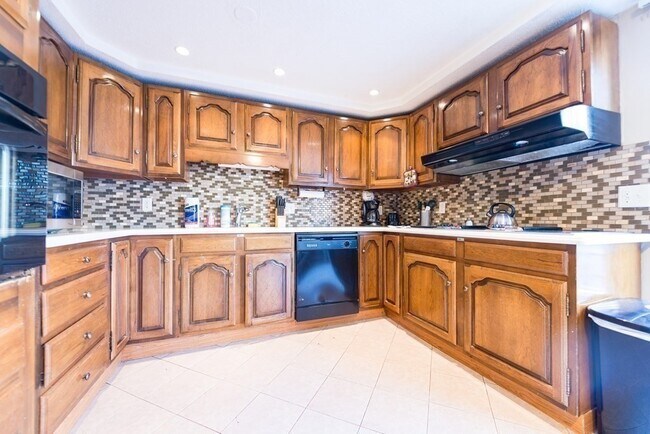 Building Photo - 474 E 7th St