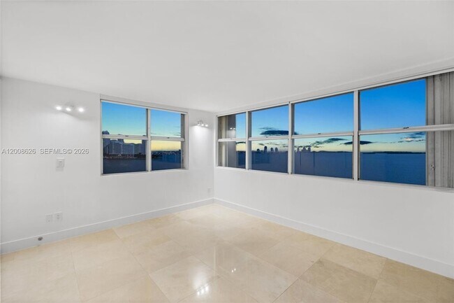 Building Photo - 1420 Brickell Bay Dr