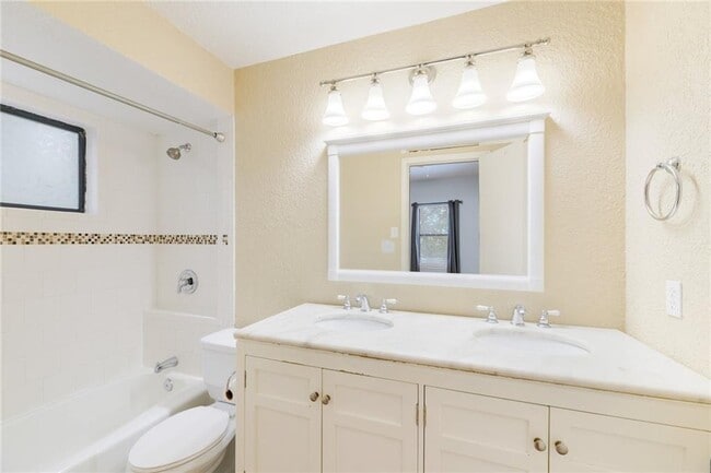 Building Photo - 4711 Spicewood Springs Rd