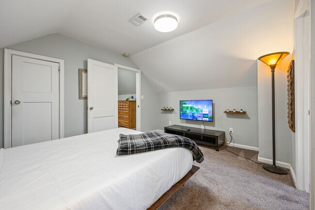 Building Photo - 3265 N Fulton Ave