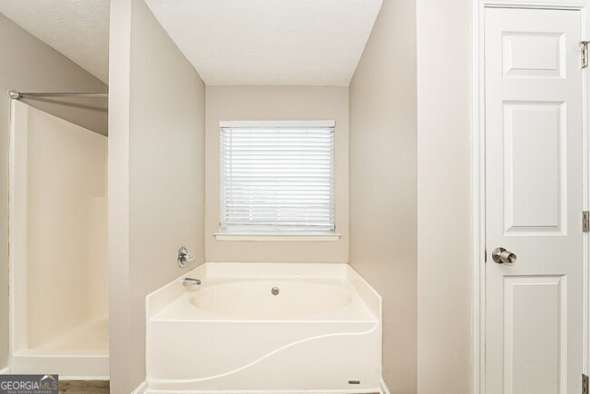 Building Photo - 611 Longstreet Ln