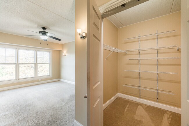 Building Photo - 125 Lakeview Dr