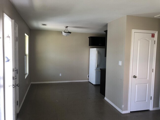 Primary Photo - 2901 E De La Rosa Drive - C