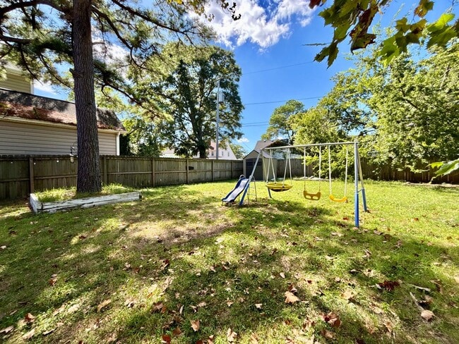 Building Photo - Spacious 4-Bedroom Home in Portsmouth