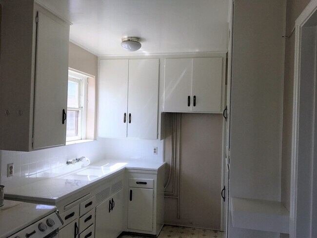 Building Photo - 813 N Verdugo Rd