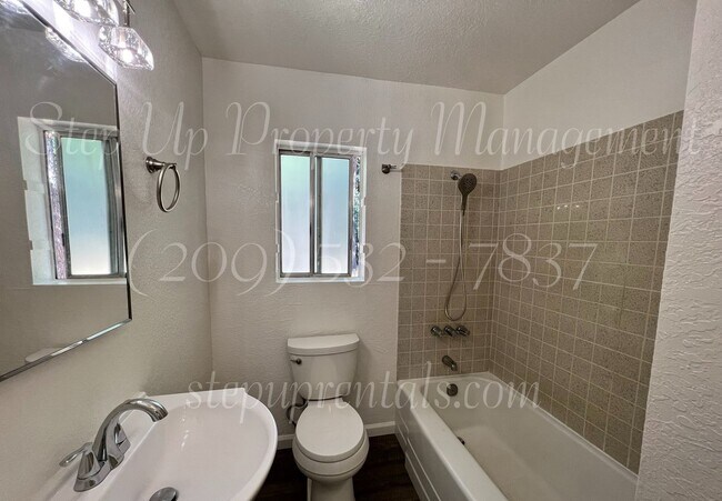 Building Photo - 2 Bedroom 1 Bath Duplex In Sierra Village ...