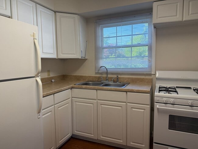 Building Photo - Cozy 2 Bedroom Home