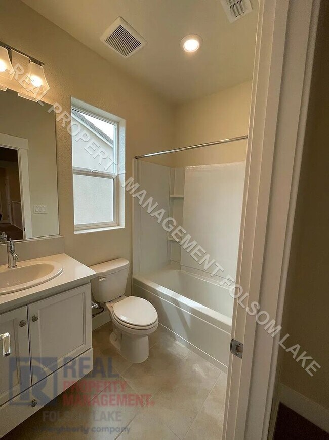 Building Photo - Available Now! 5 Bedroom 4.5 Bath at Russe...