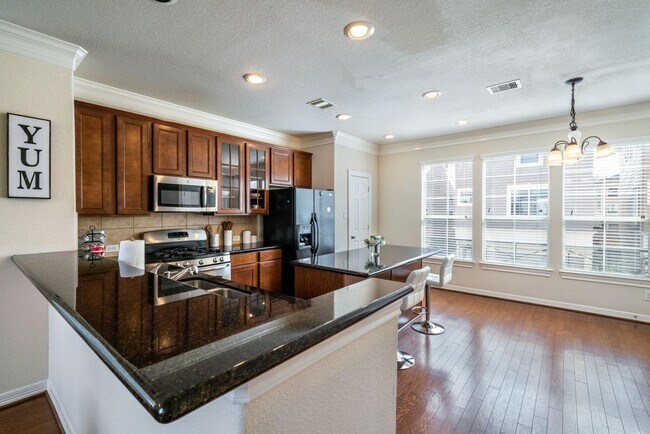 Building Photo - 3210 Clearview Cir