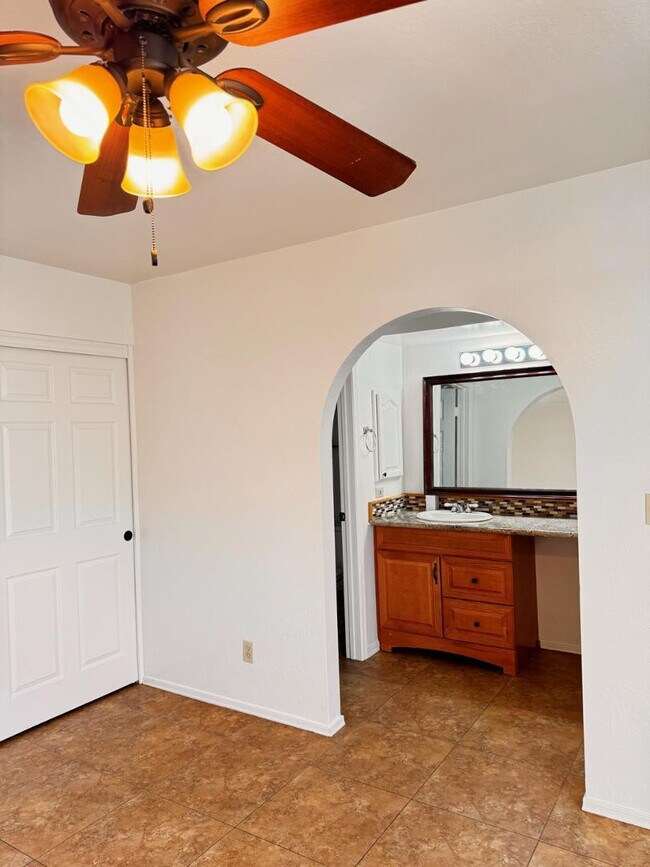 Building Photo - 1043 S Rose