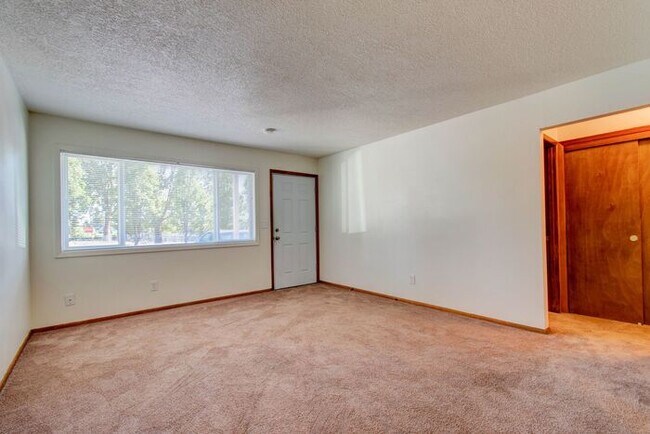 Building Photo - 2bed/1bath Available NOW! SPRING SPECIAL 1...