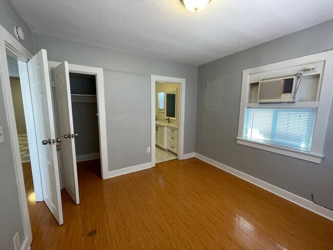 Building Photo - Gorgeous 2 Bedroom Home! Convenient Location!