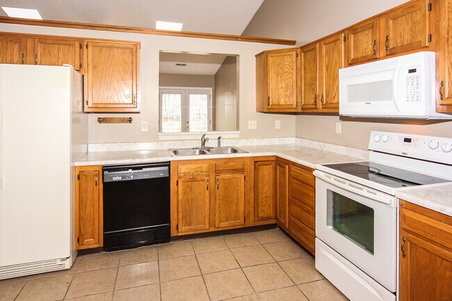 Building Photo - 3 Bedroom Ranch with Pond View in Pike Township