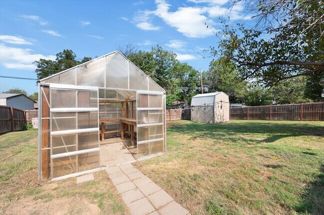 Building Photo - Kennedale Beauty