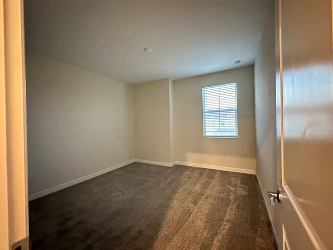 Building Photo - 4 Bed 3.5 Bath Townhouse for rent in Store...