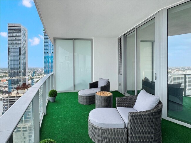 Building Photo - 851 NE 1st Ave