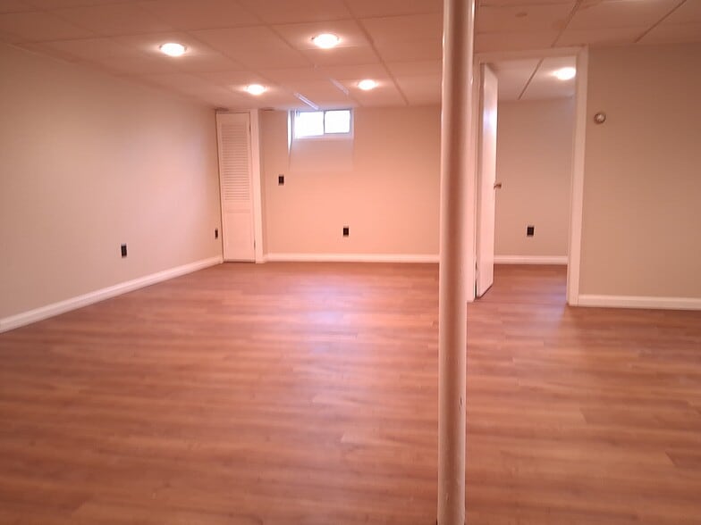 Building Photo - 34 Old East Neck Rd